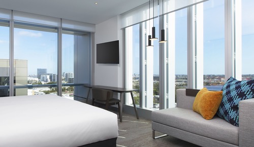 Breezy, Room, 1 King Bed, River View, Corner