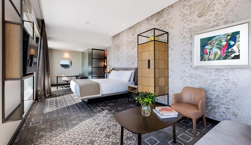Junior Suite, 1 King Bed, Club Lounge Access, City View