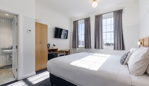 Standard Room, 1 King Bed, Mobility Accessible, Ensuite
