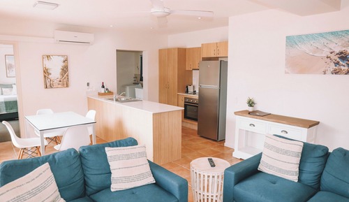 2 Bedroom Self Contained Poolside Unit (Non-Smoking)
