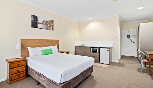 Standard Room, Non Smoking (1 Queen & 3 Single Beds)