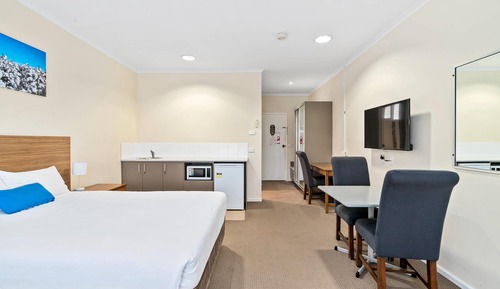 Standard Room, Non Smoking (1 Queen & 1 Single Bed)