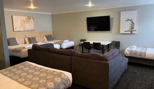 Family Suite, 1 Bedroom, Non Smoking, Kitchenette (Large Family Room)