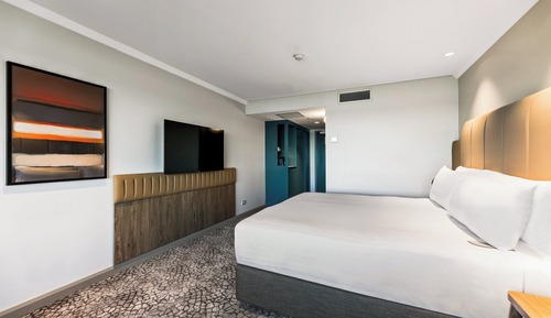 Premium Room, 1 King Bed, Balcony, River View (Swan River View)
