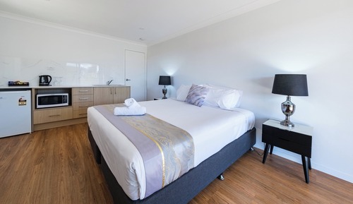 Deluxe Room, 1 King Bed, Kitchenette