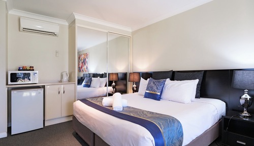 Deluxe King Spa Suite