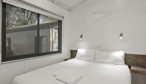 Economy 2 Bedroom Cabin Sleeps 4 (2Dbl)