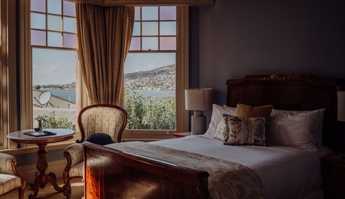 Queen Waterview - Stowell Room