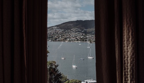Queen Waterview with Bath - Mabel Room