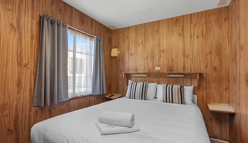 Deluxe Cabin - Linen only on queen bed