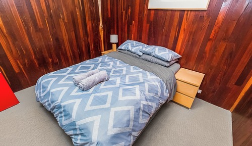 Queen Chalet 1