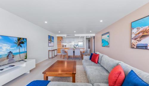 	 Executive Three-Bedroom Apartment with Ocean View and Private Pool