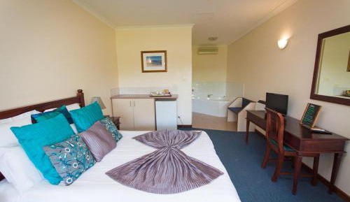 Deluxe Suite with Spa Bath