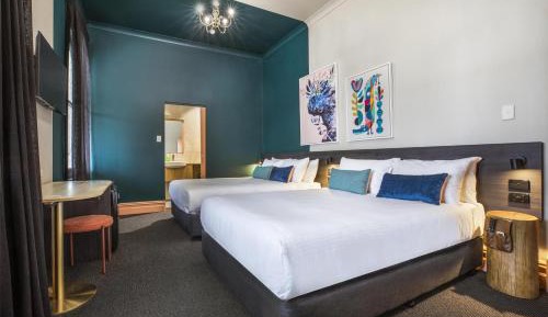 Studio Twin Queen with Private En Suite Bathroom 