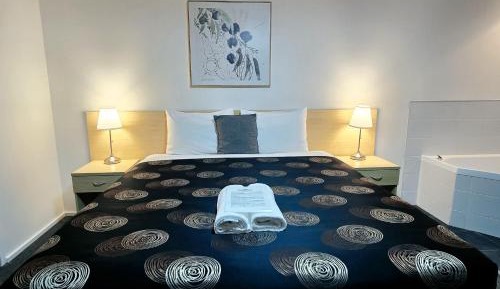 Deluxe King Room with Hot Tub