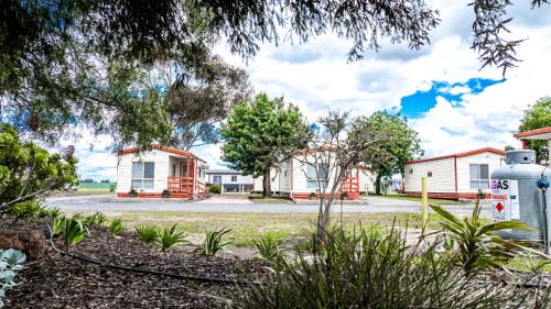 Standard Two-Bedroom Cabin (Please specify the 2nd bedroom bedding preference) - Pet Friendly