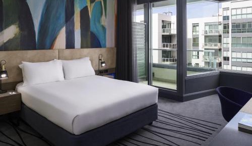 Accessible Room with 1 Queen Bed