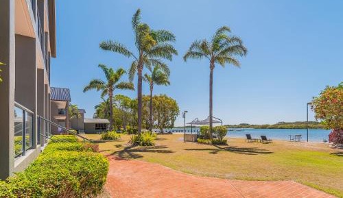 Premium Spa Waterfront Motel Room