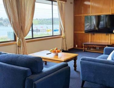 One-Bedroom Apartment with Lake View