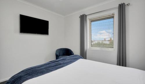 Three-Bedroom Apartment with Courtyard includes Free Parking and Wifi