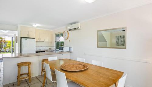 Three-Bedroom Townhouse with Pool View