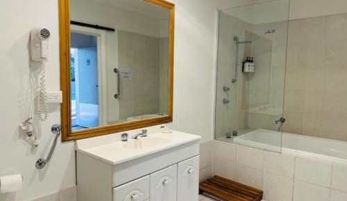King Room with No View - Larger Room - Non Smoking/Ground floor