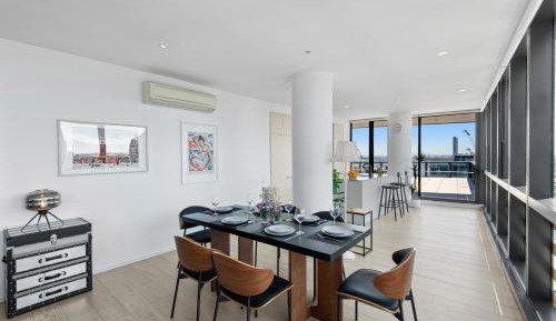 3 bedroom 2 bathroom Apartment on level 29 with Tandem Parking and Harbor Views