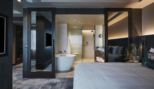 Deluxe Executive Suite with One King Bed and Lounge Access - High Floor Views