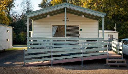 Deluxe Cabin – Sleeps 6 – Easy Access
