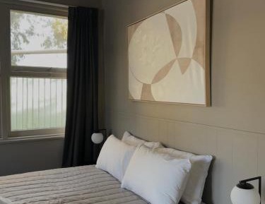 Deluxe Queen Suite