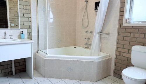 Studio with Spa Bath