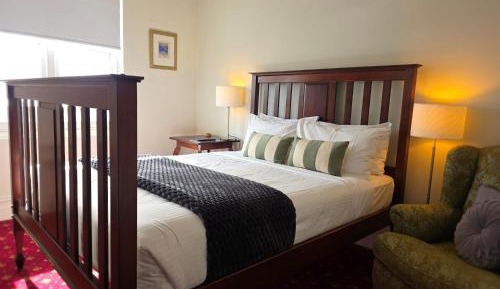 Deluxe Queen Suite