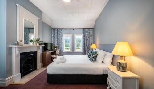 Heritage King with Shared Bathroom