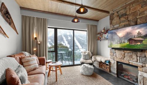 Apartment with Mountain View