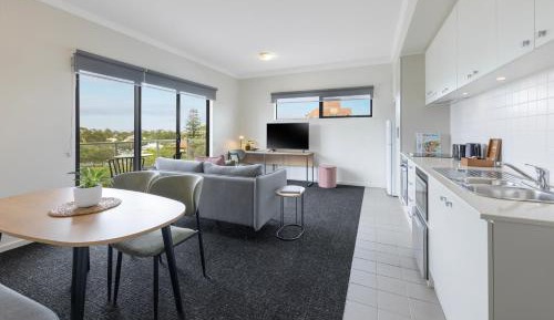 Two-Bedroom Apartment - 1 Queen, 2 Singles