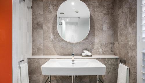 Steeple Suite with Free Wi-Fi & Free Parking