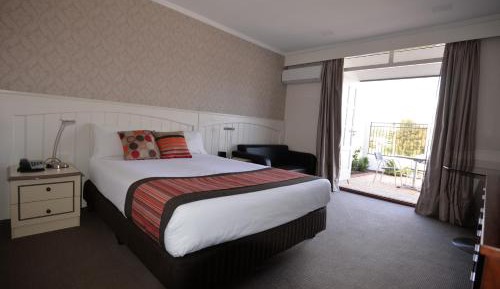 Queen Room with Courtyard