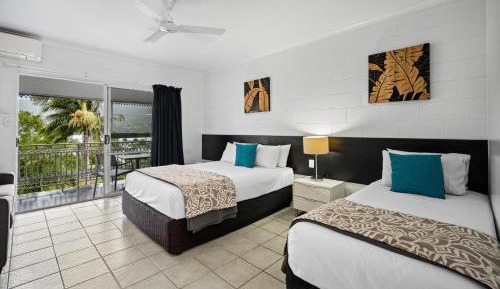 Queen room with single and Balcony and Bayview