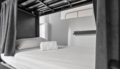 Mixed Pod Twin Room (Shared Bathroom)