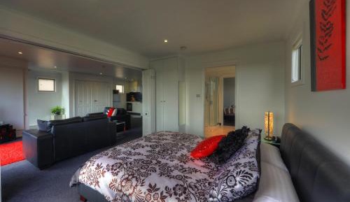 Rosie's Two-Bedroom Townhouse
