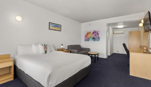 Deluxe Queen Room - Not Pet Friendly