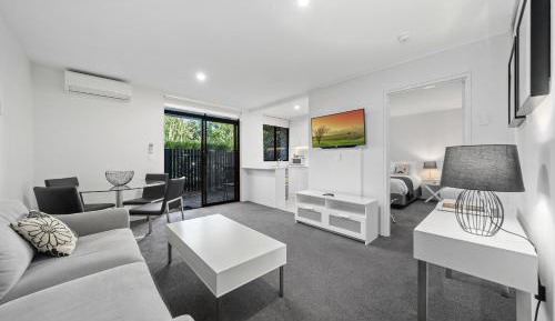 One-Bedroom Queen Apartment
