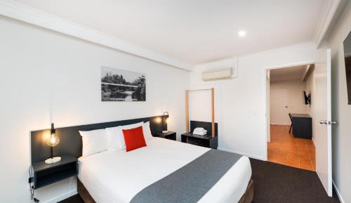 Queen Suite with Kitchen (No Pets)