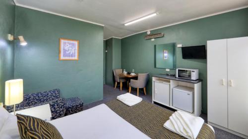 Deluxe Queen Room