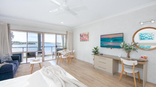 Premium Family Waterfront Motel Room