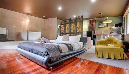 Suite with Hot Tub