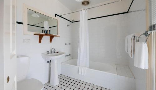 Heritage Queen Room
