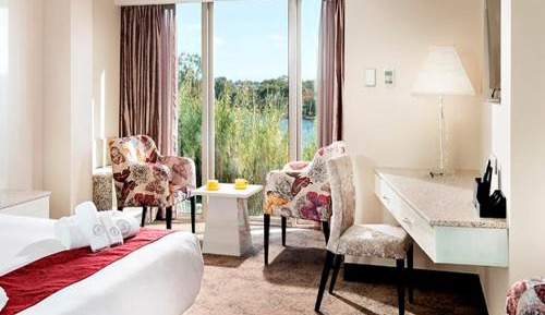 Superior King Room with River View