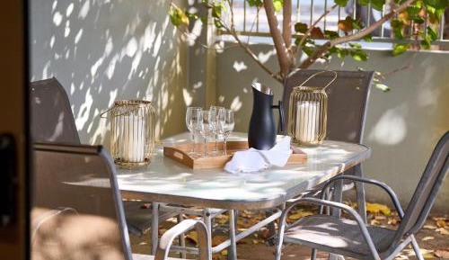 One-Bedroom Apartment with Courtyard