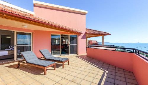 One-Bedroom Apartment with Ocean View - Split Level 
